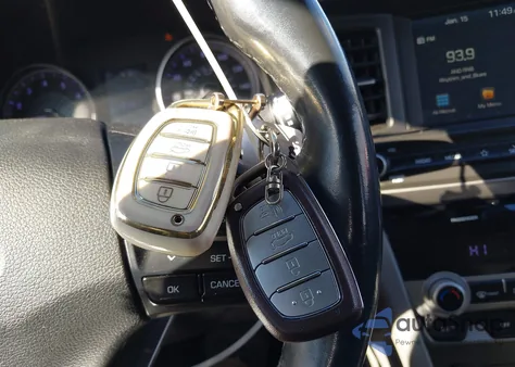 2019 Hyundai Elantra Value Edition z USA, uszkodzony, nr VIN 5NPD84LF4KH404068